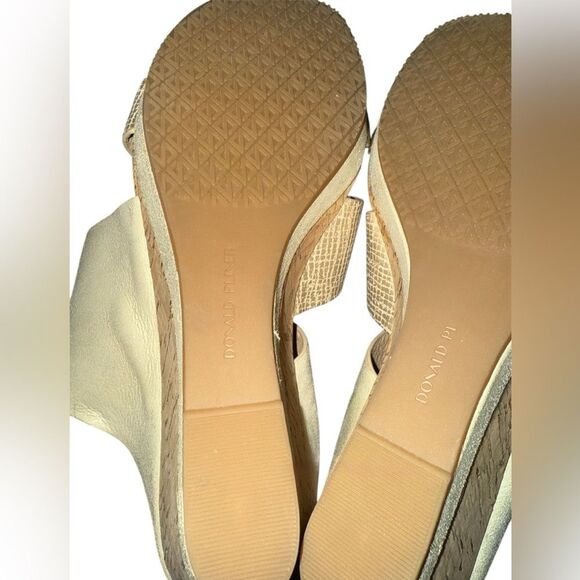 NWOB  Donald Pliner Montce 26 Wedge Sandal Size 9  Gold Metallic - Picture 7 of 11